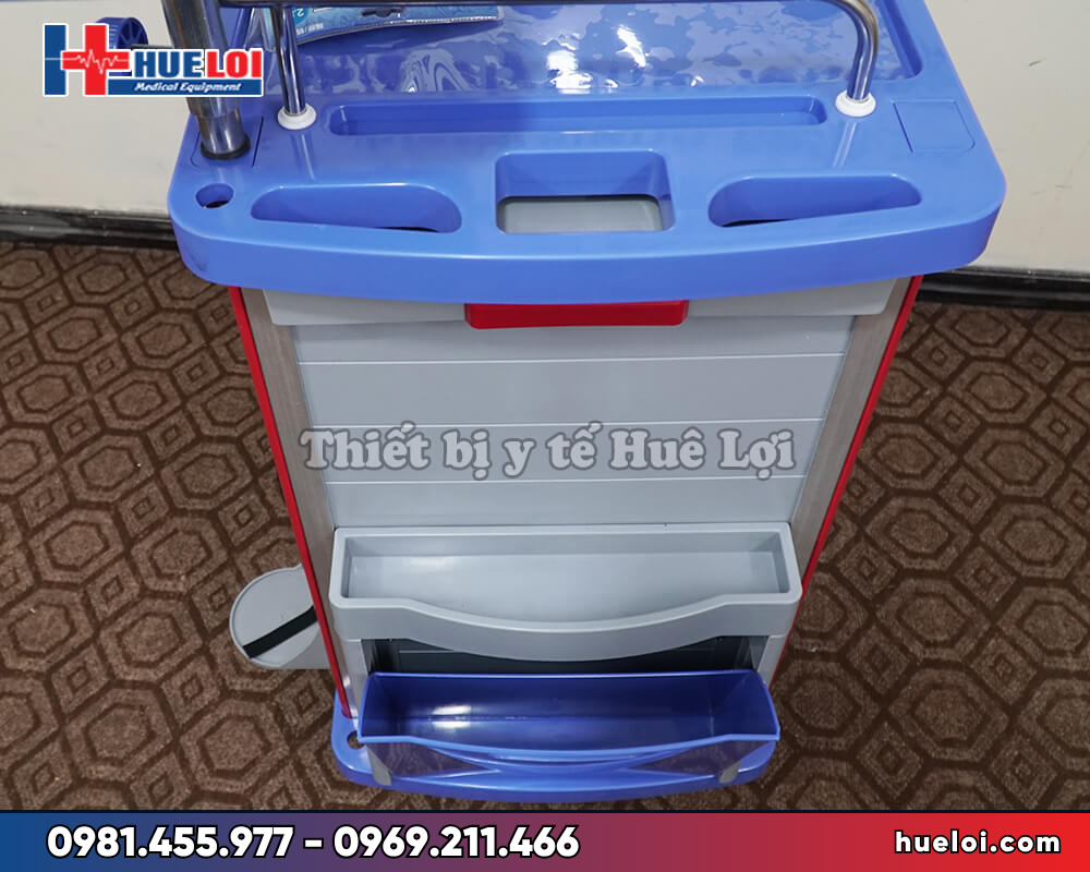 xe đẩy thuốc y tế cao cấp trong bệnh viện