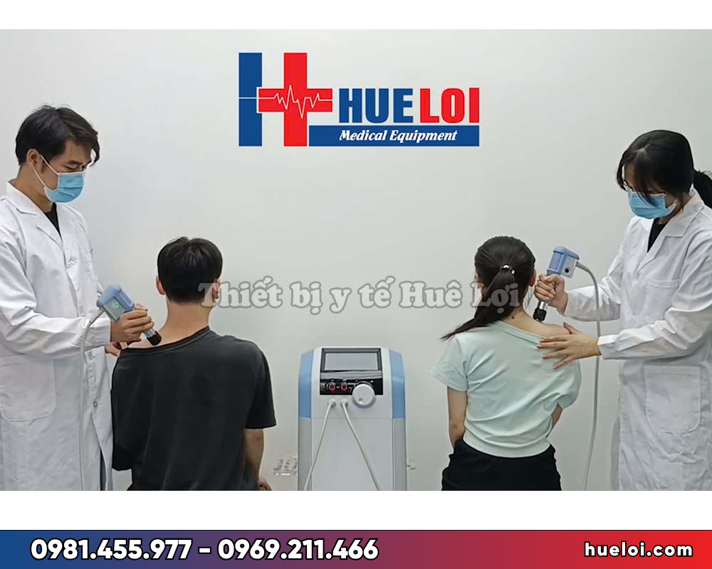 Máy sóng xung kích 2 tay cầm Texua T806 - kỹ thuật viên điều trị cho người bệnh