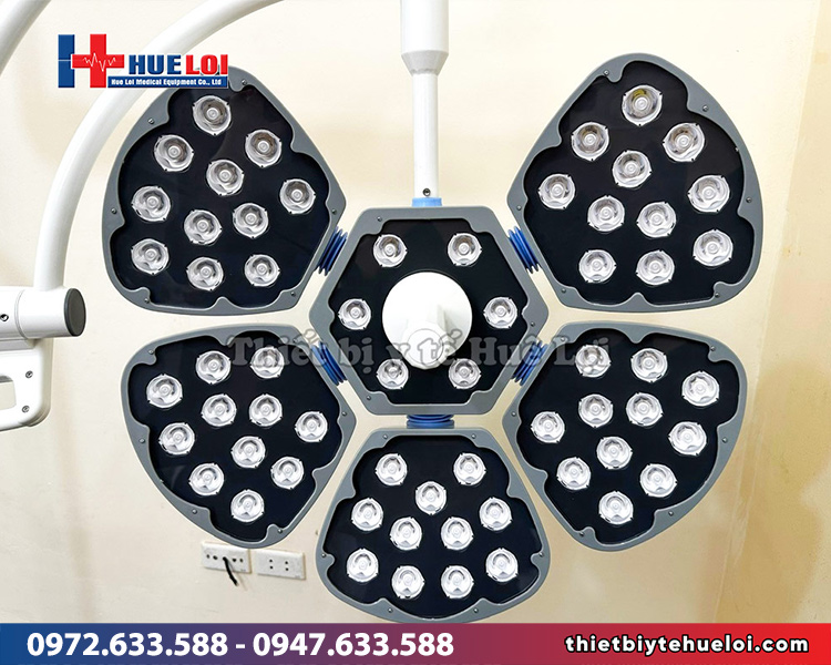cận cảnh đèn mổ di động 5 cánh có chân đế