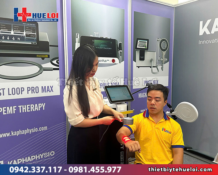 khách hàng trị liệu bằng máy từ trường trị liệu