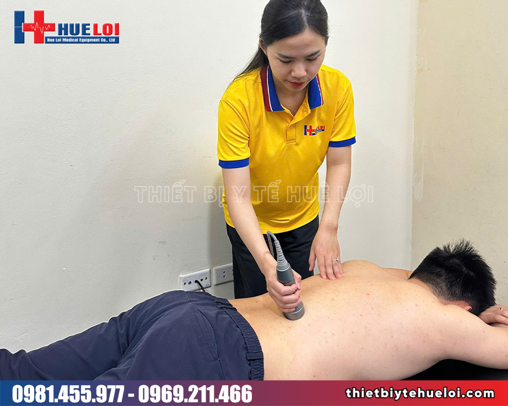 bệnh nhân trải nghiệm máy siêu âm trị liệu texua