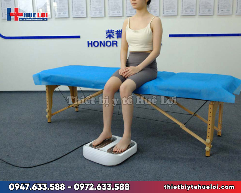 bệnh nhân sử dụng máy massage chân bằng sóng terahertz