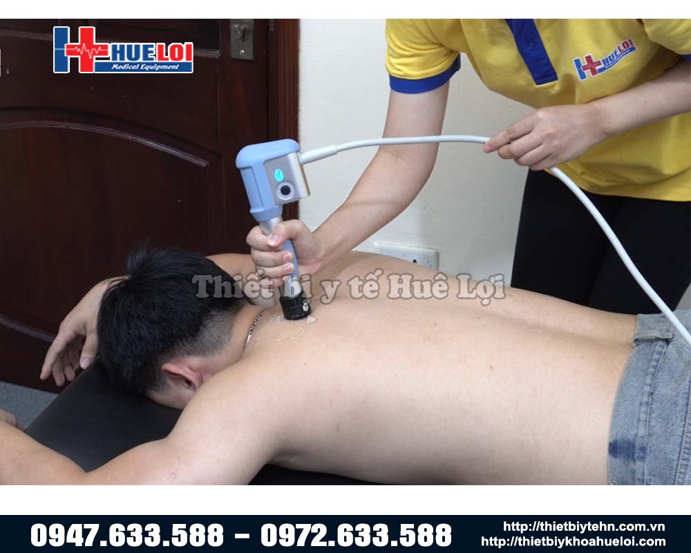 bệnh nhân điều trị bằng máy xung kích trị liệu