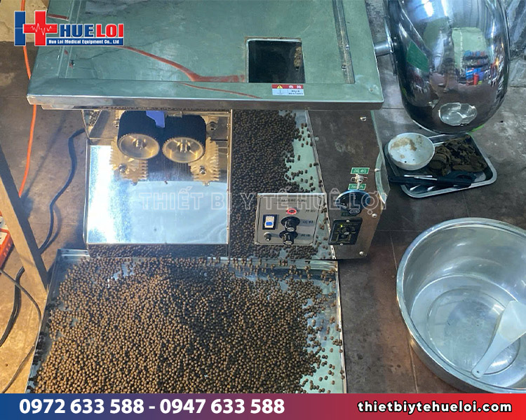 máy làm viên hoàn được bàn giao kèm thành phẩm tròn đều, đồng nhất, đạt chuẩn